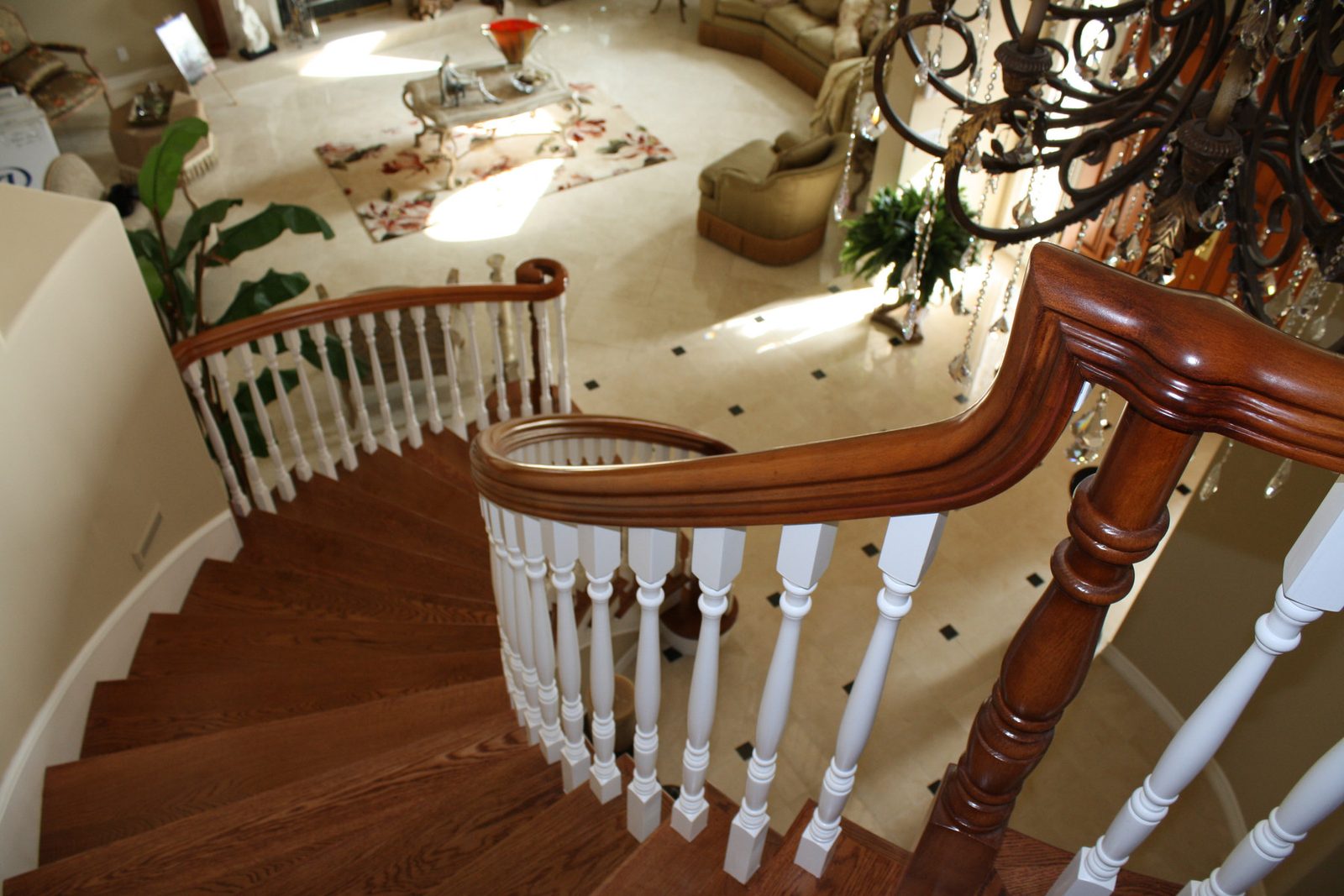 Curved solid hardwood staircase with turned balusters built by BBSC